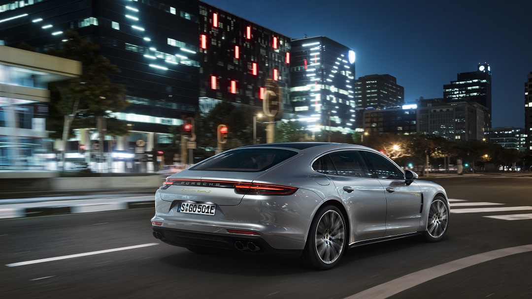 De Porsche Panamera krijgt er een tweede hybrideversie bij in de vorm van de S E-Hybrid. De nieuwe toevoeging vormt ook meteen het topmodel van de hele Panamera-reeks.