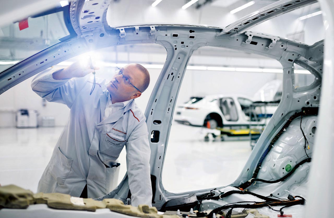 De eerste Porsche Panamera Sport Turismo is met de hand in de fabriek in Leipzig gebowud en dient als referentie voor alle exemplaren die volgen.