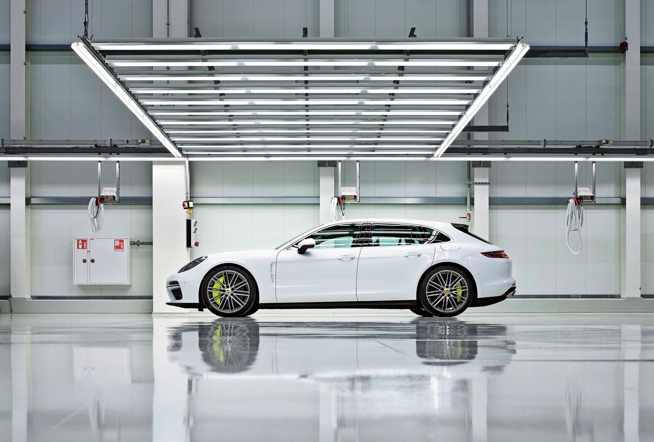 De eerste Porsche Panamera Sport Turismo is met de hand in de fabriek in Leipzig gebowud en dient als referentie voor alle exemplaren die volgen.