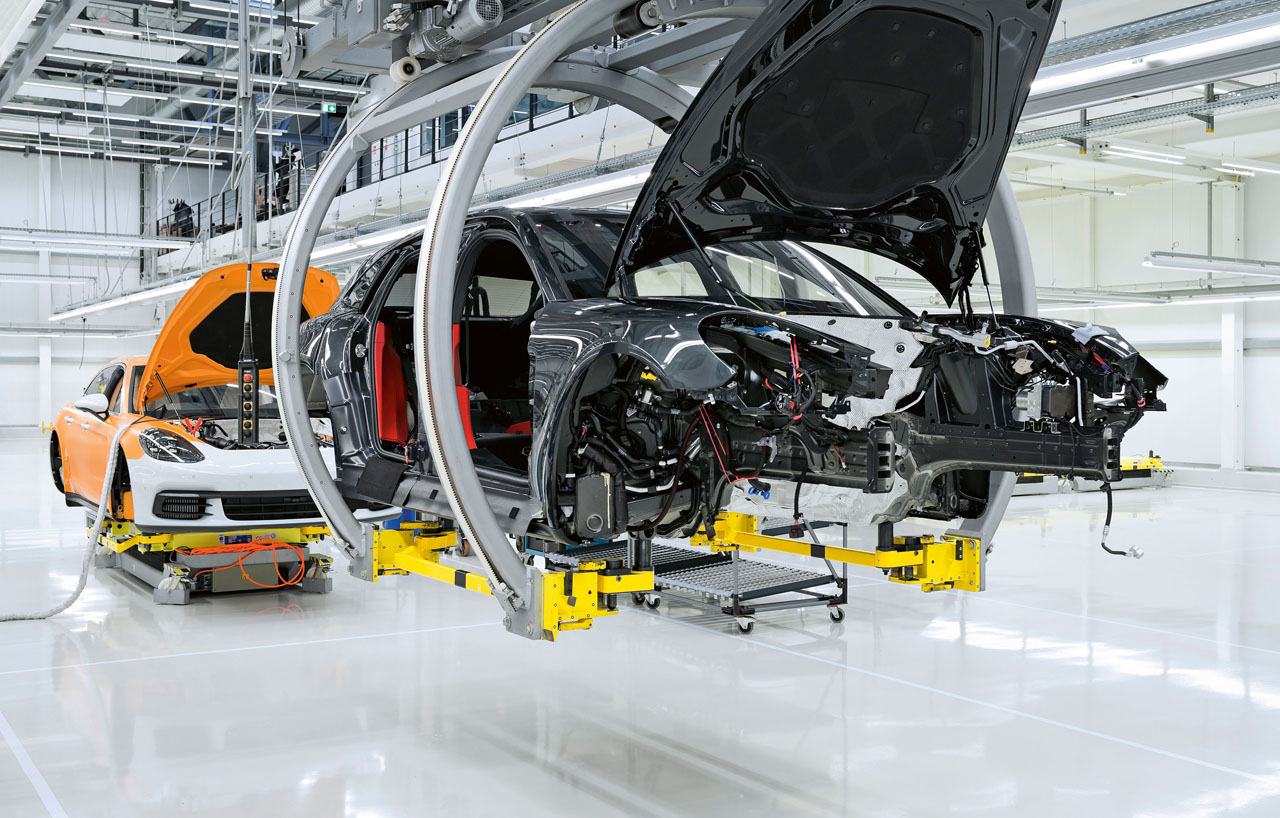 De eerste Porsche Panamera Sport Turismo is met de hand in de fabriek in Leipzig gebowud en dient als referentie voor alle exemplaren die volgen.