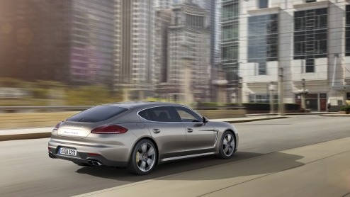 Ook Porsche reist eind deze maand af naar Tokyo. Op de Tokyo Motor Show haalt de fabrikant namelijk het doek van deze Panamera Turbo S.