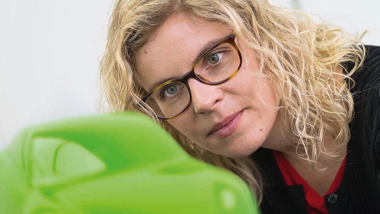 Bij Porsche worden nieuwe lakkleuren lange tijd van te voren ontwikkeld om te voldoen aan strenge eisen en tests.