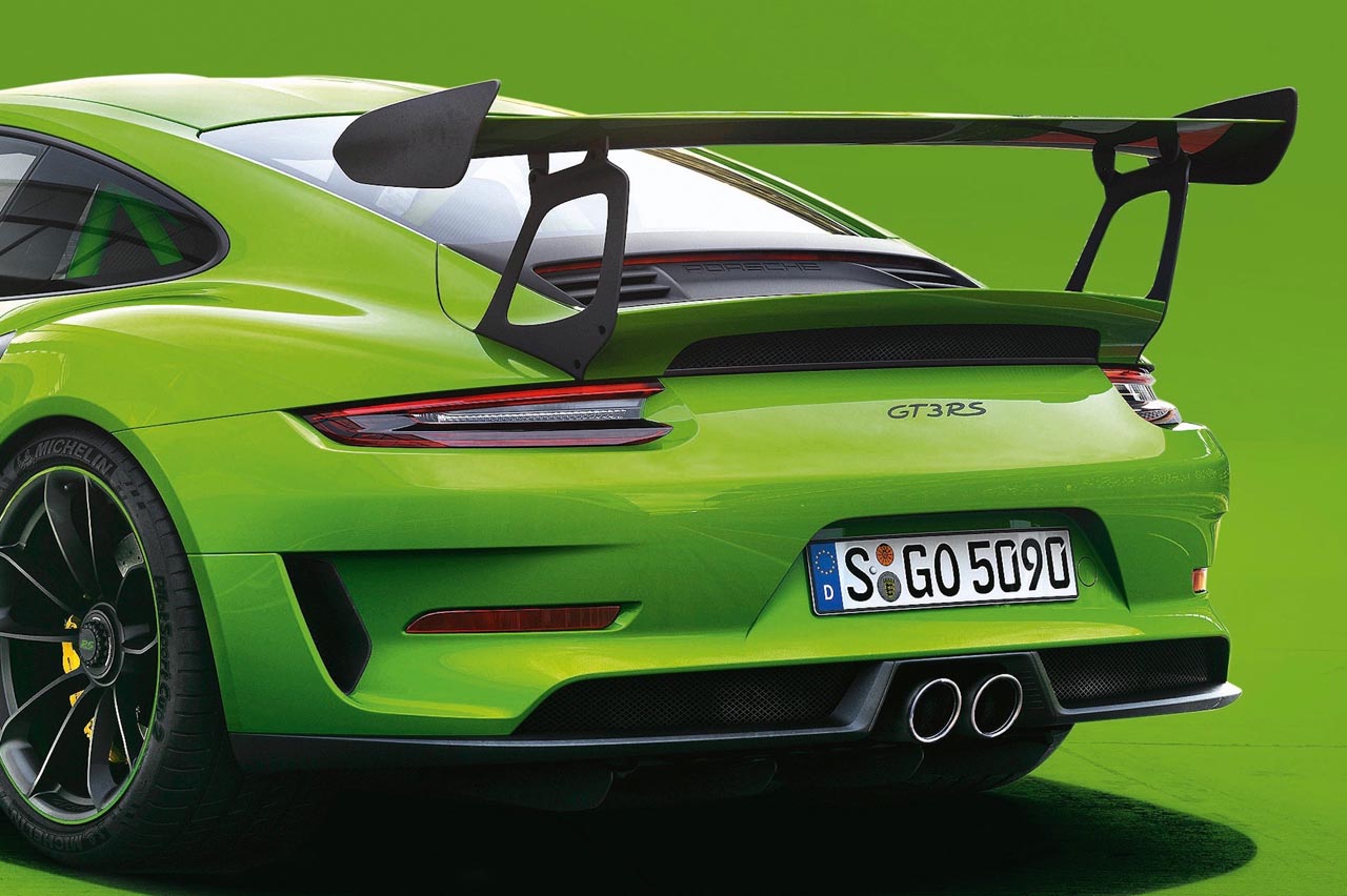 Bij Porsche worden nieuwe lakkleuren lange tijd van te voren ontwikkeld om te voldoen aan strenge eisen en tests.