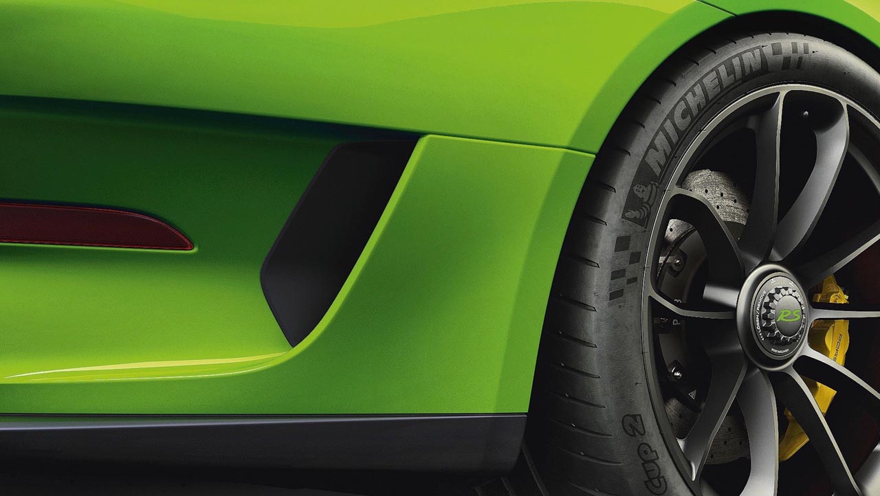 Bij Porsche worden nieuwe lakkleuren lange tijd van te voren ontwikkeld om te voldoen aan strenge eisen en tests.