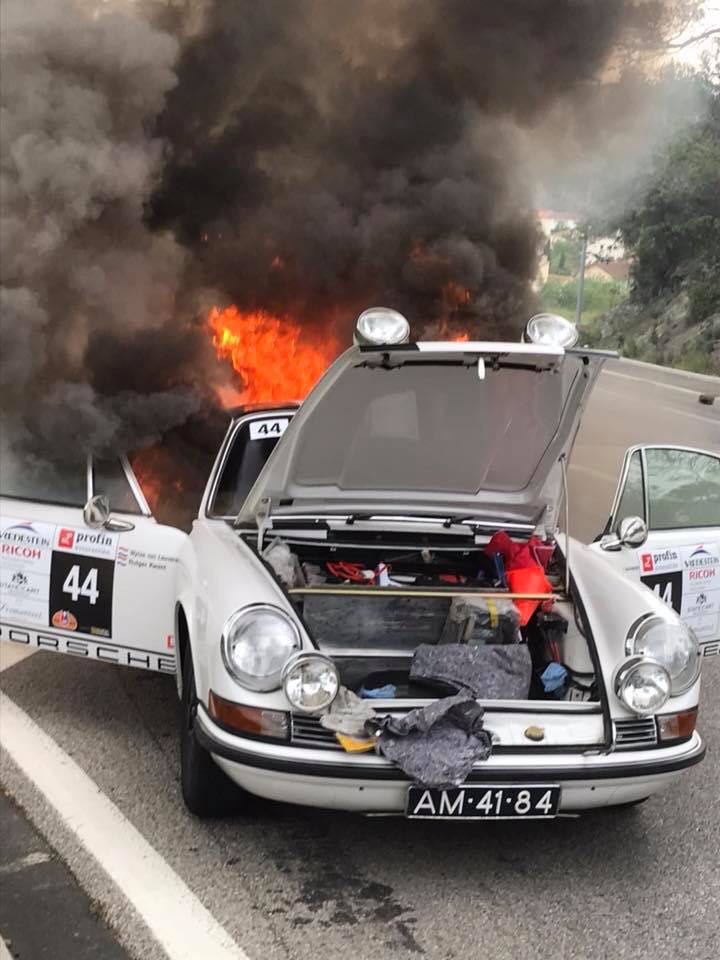 Porsche in vlammen op tijdens Tulpenrallye