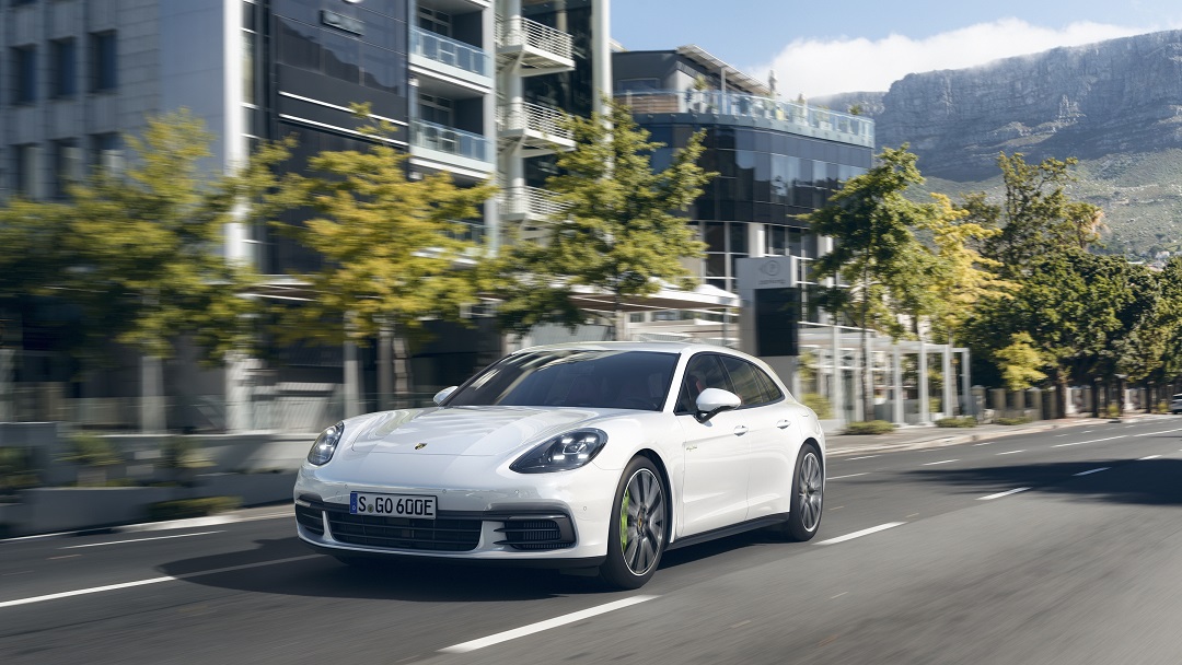 Porsche heeft de Panamera als shooting brake onthuld. De auto gaat net als de conceptcar door het leven als Sport Turismo en daarmee is er voor het eerst een tweede carrosserievariant voor de Panamera