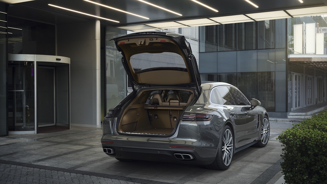 Porsche heeft de Panamera als shooting brake onthuld. De auto gaat net als de conceptcar door het leven als Sport Turismo en daarmee is er voor het eerst een tweede carrosserievariant voor de Panamera
