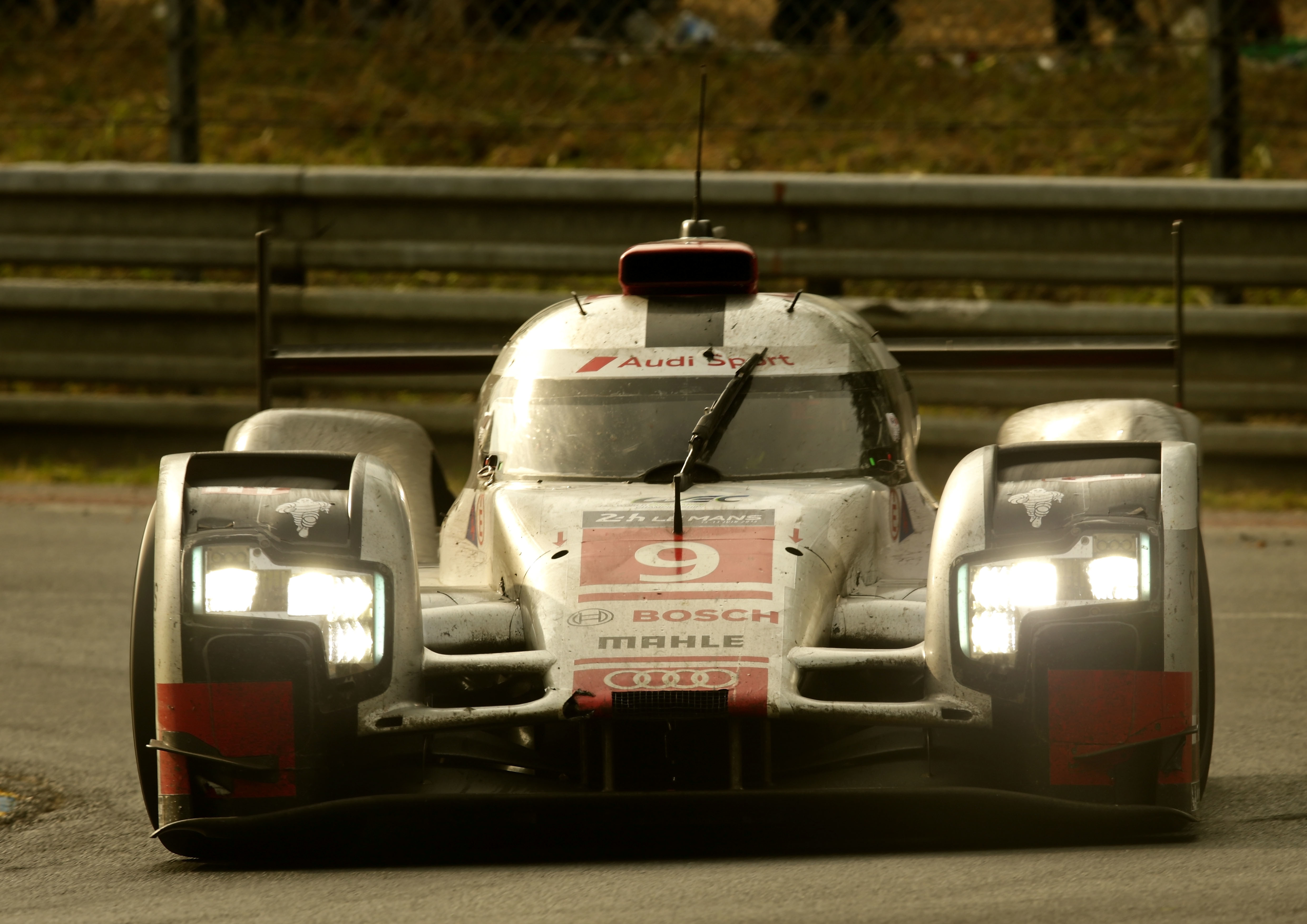 Voor het eerst sinds 1998 heeft Porsche Le Mans weer gewonnen. De eerste en tweede plek voor Regerend kampioen Audi eindigde als derde.