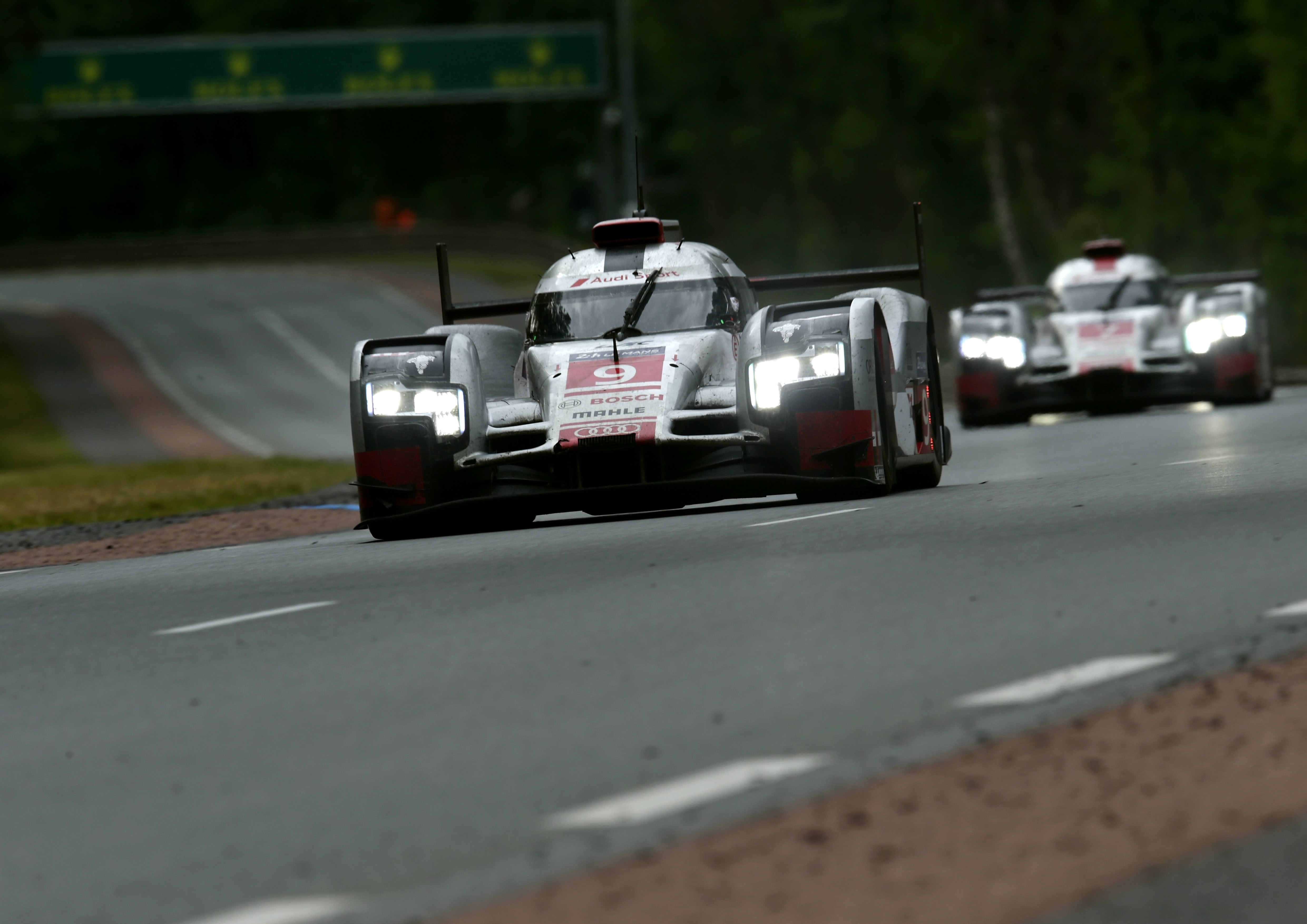 Voor het eerst sinds 1998 heeft Porsche Le Mans weer gewonnen. De eerste en tweede plek voor Regerend kampioen Audi eindigde als derde.