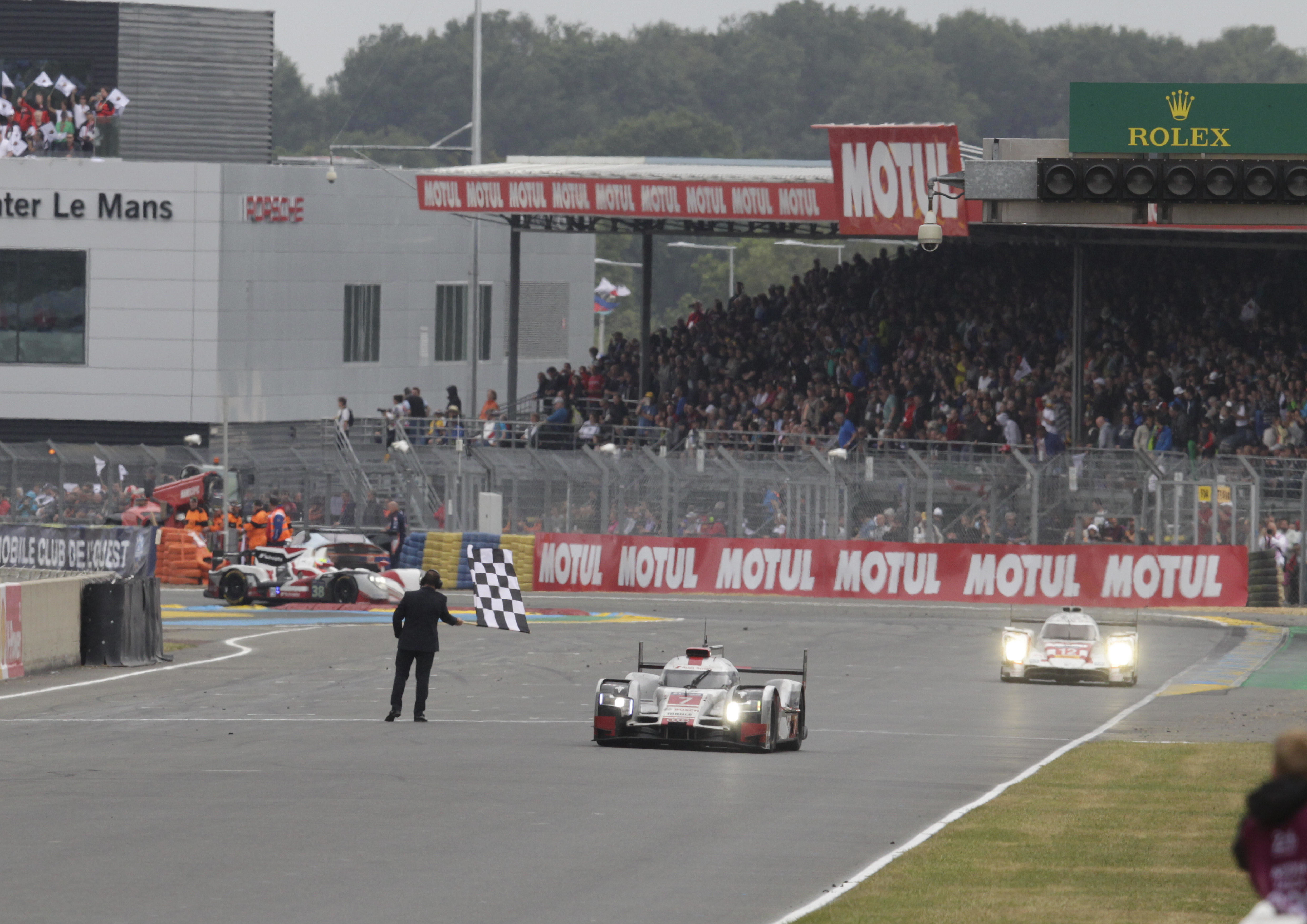 Voor het eerst sinds 1998 heeft Porsche Le Mans weer gewonnen. De eerste en tweede plek voor Regerend kampioen Audi eindigde als derde.