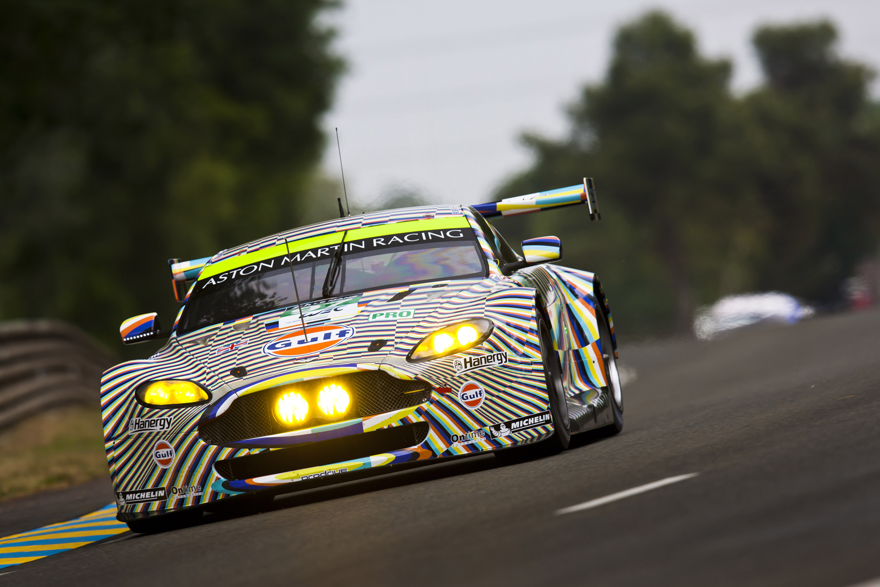 Voor het eerst sinds 1998 heeft Porsche Le Mans weer gewonnen. De eerste en tweede plek voor Regerend kampioen Audi eindigde als derde.