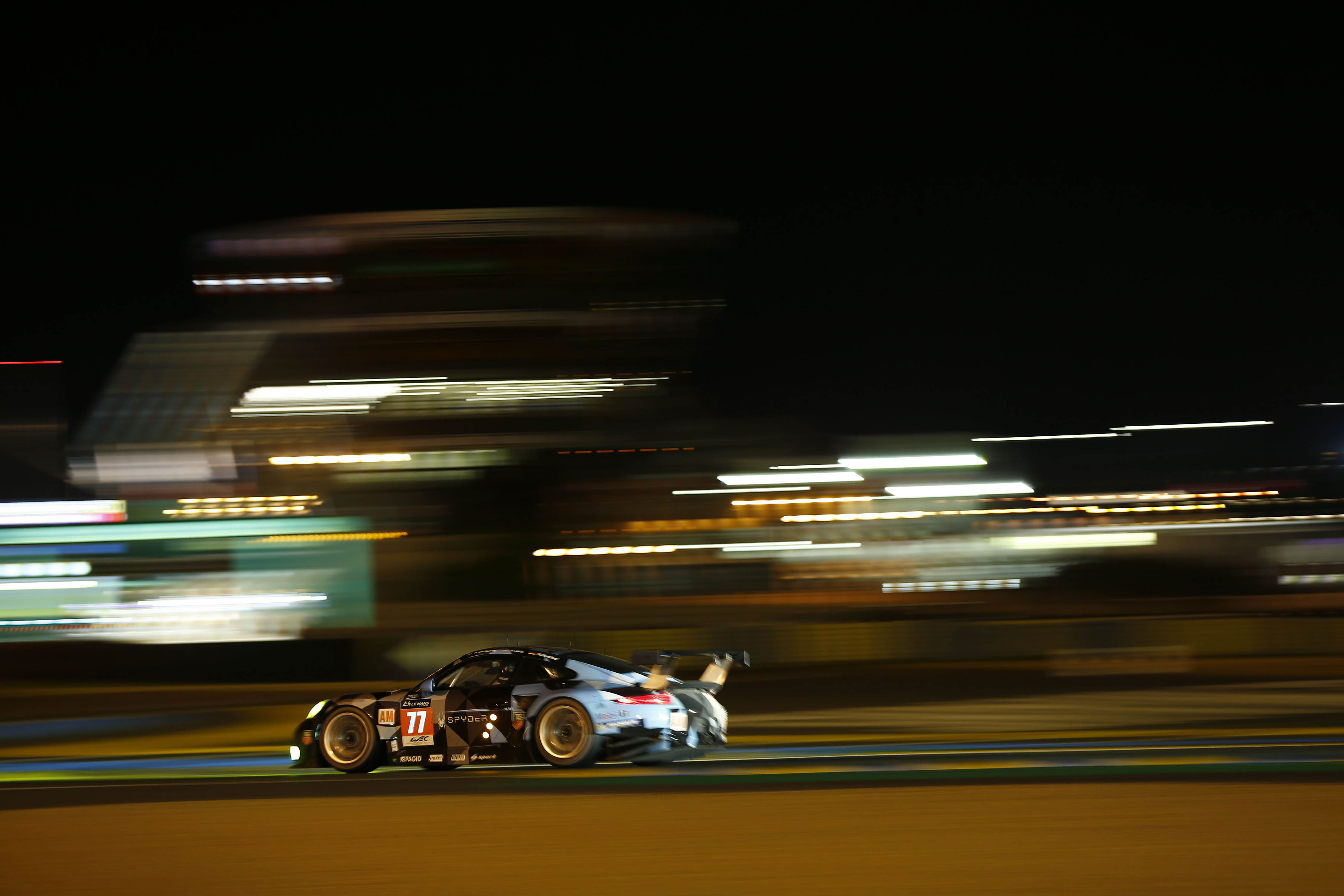 Voor het eerst sinds 1998 heeft Porsche Le Mans weer gewonnen. De eerste en tweede plek voor Regerend kampioen Audi eindigde als derde.