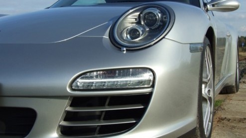 Zelfs een leek kan op afstand al het lijnenspel van de Porsche 911 herkennen. Toch slaagt de fabrikant er elke keer weer in om het model verder te verbeteren. De laatste vernieuwingsronde omvat niet a