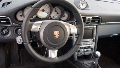 Pas na een stevig ritje in de nieuwe 911 Turbo van Porsche, weet je dat de term laagvliegen al heel vaak ten onrechte is gebruikt. Want echt, het enige dat de 911 Turbo niet doet tijdens het rijden is