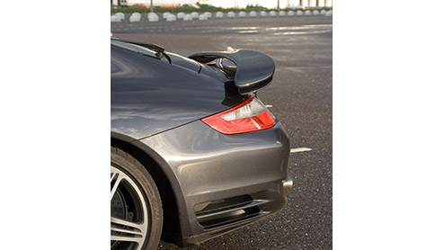 Pas na een stevig ritje in de nieuwe 911 Turbo van Porsche, weet je dat de term laagvliegen al heel vaak ten onrechte is gebruikt. Want echt, het enige dat de 911 Turbo niet doet tijdens het rijden is
