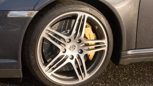 Pas na een stevig ritje in de nieuwe 911 Turbo van Porsche, weet je dat de term laagvliegen al heel vaak ten onrechte is gebruikt. Want echt, het enige dat de 911 Turbo niet doet tijdens het rijden is