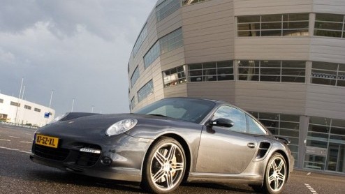 Pas na een stevig ritje in de nieuwe 911 Turbo van Porsche, weet je dat de term laagvliegen al heel vaak ten onrechte is gebruikt. Want echt, het enige dat de 911 Turbo niet doet tijdens het rijden is