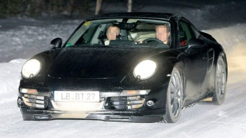 We lopen vanavond alvast op de zaken vooruit bij Porsche. Hier hebben we namelijk de nieuwe 911 (998) in beeld, die pas in 2011 zal worden onthuld.