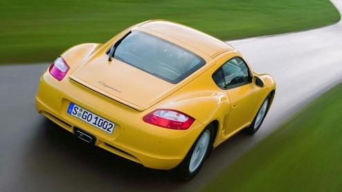 Voor de mensen die een Boxster met een dak willen hebben kunnen vanaf eind juli hun hart ophalen bij de Porsche dealer. Vanaf dan is namelijk de Cayman leverbaar met de motor uit de Boxster.