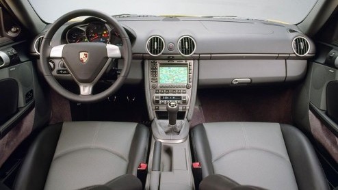 Voor de mensen die een Boxster met een dak willen hebben kunnen vanaf eind juli hun hart ophalen bij de Porsche dealer. Vanaf dan is namelijk de Cayman leverbaar met de motor uit de Boxster.