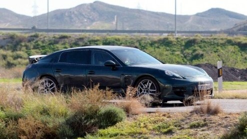 Nog steeds een publiek geheim is de Porsche Panamera. De nieuwe zet van het merk in de vorm van een vierdeurscoup houdt de gemoederen al een tijd bezig en werd onlangs opnieuw verhuld gesignaleerd.