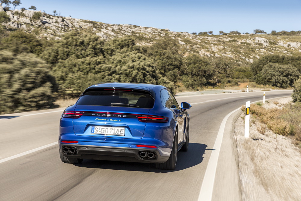 De Porsche stand op de LA Motor Show 2017 biedt maar liefst vier wereldprimeurs: 718 Boxster en Cayman GTS, 911 Carrera T en Panamera E-Hybrid Sport Turismo