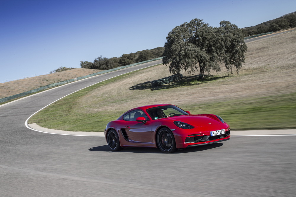 De Porsche stand op de LA Motor Show 2017 biedt maar liefst vier wereldprimeurs: 718 Boxster en Cayman GTS, 911 Carrera T en Panamera E-Hybrid Sport Turismo