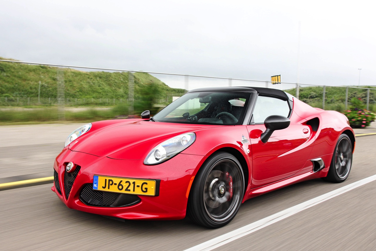 Alfa Romeo introduceert exclusief voor Nederland de 4C CPZ Track Edition met lap timer, rijvaarheidstraining en extra koolstofvezel accenten.