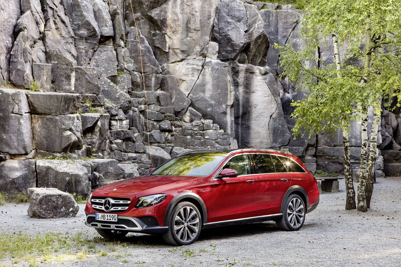 Mercedes-Benz heeft de prijzen bekendgemaakt van de E-Klasse All-Terrain. De E-Klasse voor naast de weg is per direct te bestellen vanaf 75.225 euro.
