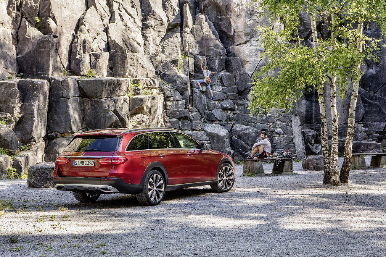 Mercedes-Benz heeft de prijzen bekendgemaakt van de E-Klasse All-Terrain. De E-Klasse voor naast de weg is per direct te bestellen vanaf 75.225 euro.