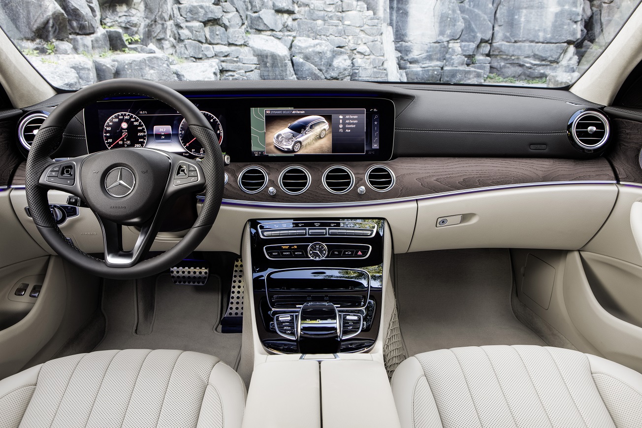 Mercedes-Benz heeft de prijzen bekendgemaakt van de E-Klasse All-Terrain. De E-Klasse voor naast de weg is per direct te bestellen vanaf 75.225 euro.