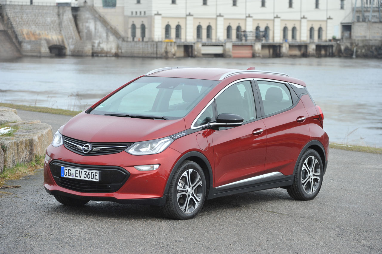 Opel moet sinds de wisseling van eigenaar de Ampera-e extern inkopen en dat brengt een forse prijsstijging met zich mee.