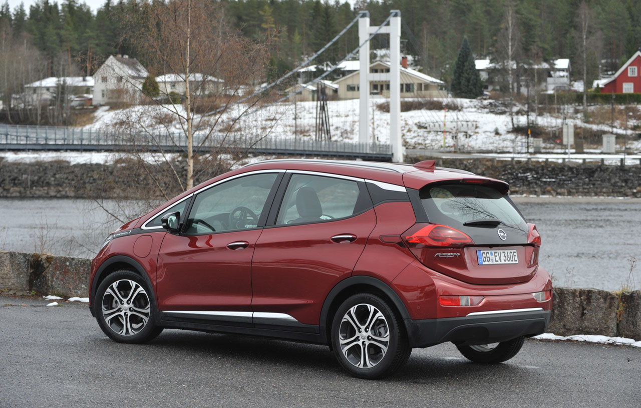 Opel moet sinds de wisseling van eigenaar de Ampera-e extern inkopen en dat brengt een forse prijsstijging met zich mee.