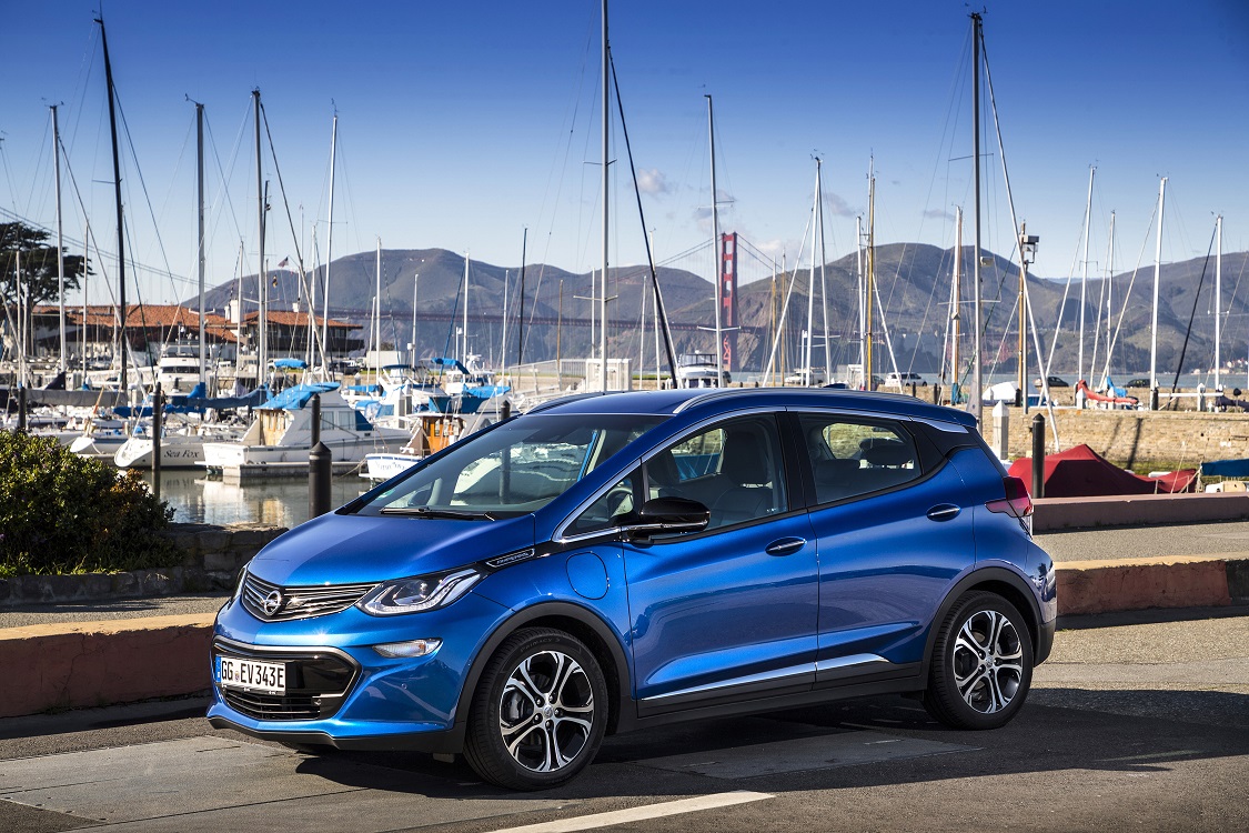 Opel heeft de prijzen van de Ampera-e bekendgemaakt. Die beginnen bij 40.995 euro. Verder is er een speciaal introductiemodel. Deze zomer komt de auto in de showroom te staan.