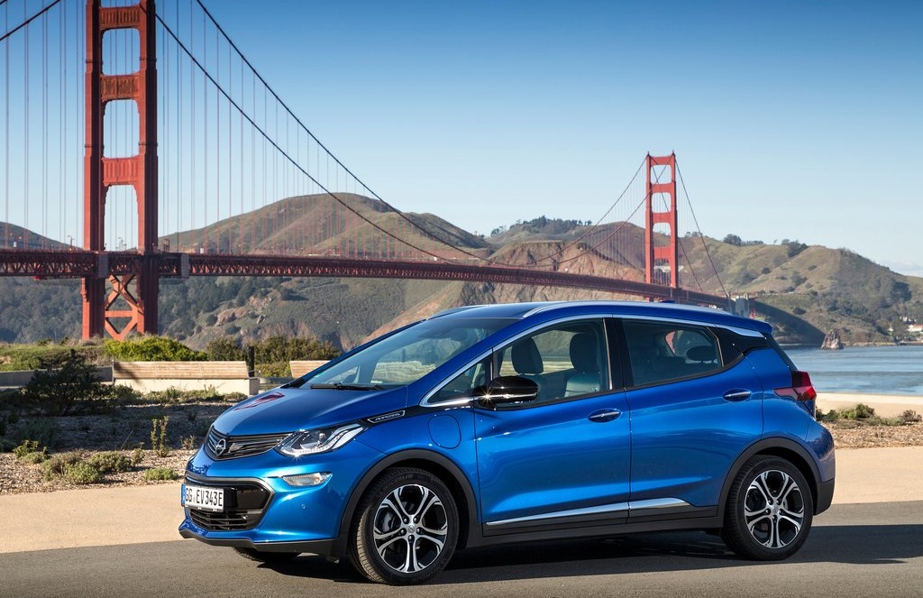 Opel heeft de prijzen van de Ampera-e bekendgemaakt. Die beginnen bij 40.995 euro. Verder is er een speciaal introductiemodel. Deze zomer komt de auto in de showroom te staan.
