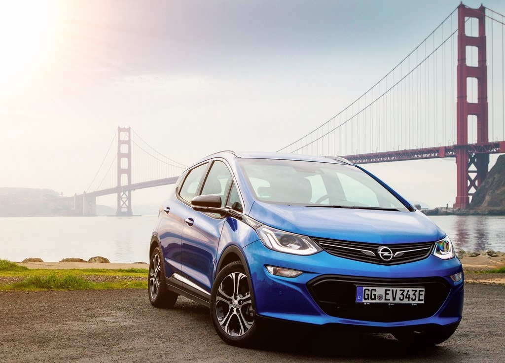 Opel heeft de prijzen van de Ampera-e bekendgemaakt. Die beginnen bij 40.995 euro. Verder is er een speciaal introductiemodel. Deze zomer komt de auto in de showroom te staan.