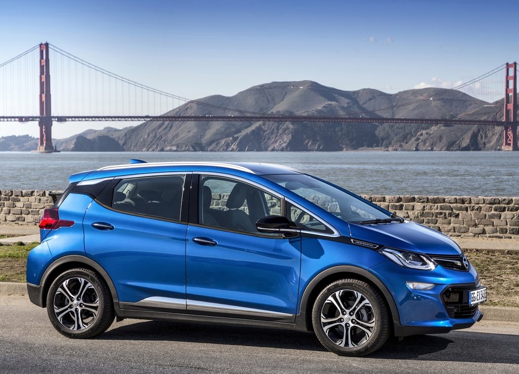 Opel heeft de prijzen van de Ampera-e bekendgemaakt. Die beginnen bij 40.995 euro. Verder is er een speciaal introductiemodel. Deze zomer komt de auto in de showroom te staan.