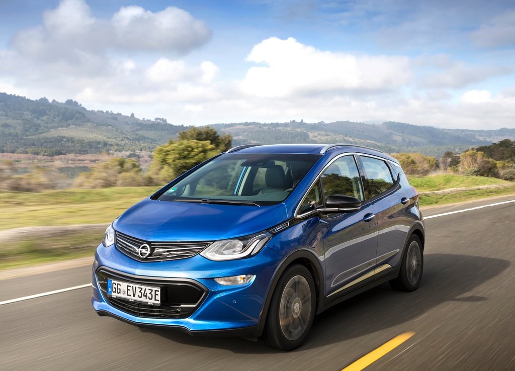 Opel heeft de prijzen van de Ampera-e bekendgemaakt. Die beginnen bij 40.995 euro. Verder is er een speciaal introductiemodel. Deze zomer komt de auto in de showroom te staan.