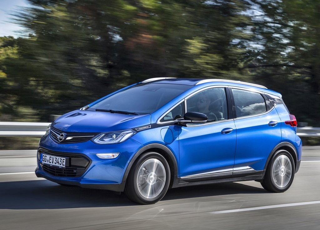 Opel heeft de prijzen van de Ampera-e bekendgemaakt. Die beginnen bij 40.995 euro. Verder is er een speciaal introductiemodel. Deze zomer komt de auto in de showroom te staan.