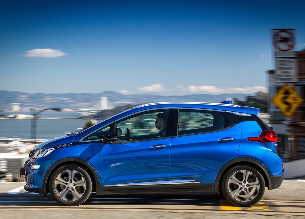 Opel heeft de prijzen van de Ampera-e bekendgemaakt. Die beginnen bij 40.995 euro. Verder is er een speciaal introductiemodel. Deze zomer komt de auto in de showroom te staan.