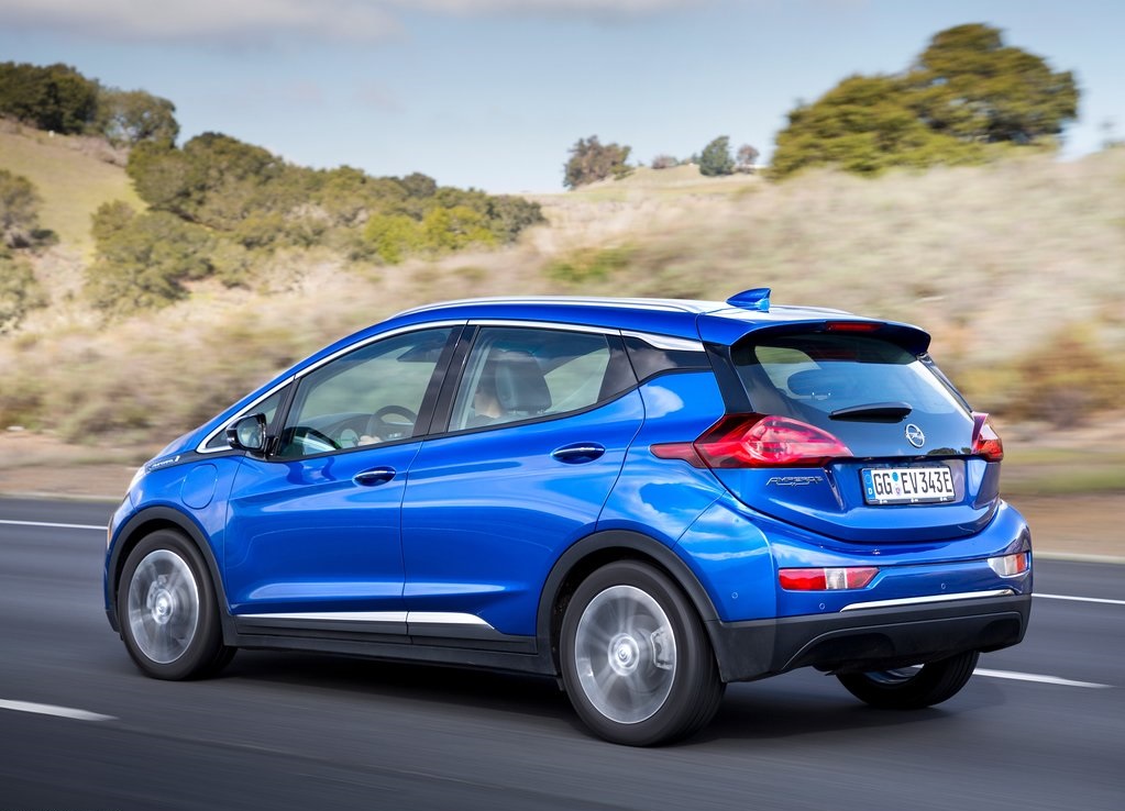 Opel heeft de prijzen van de Ampera-e bekendgemaakt. Die beginnen bij 40.995 euro. Verder is er een speciaal introductiemodel. Deze zomer komt de auto in de showroom te staan.