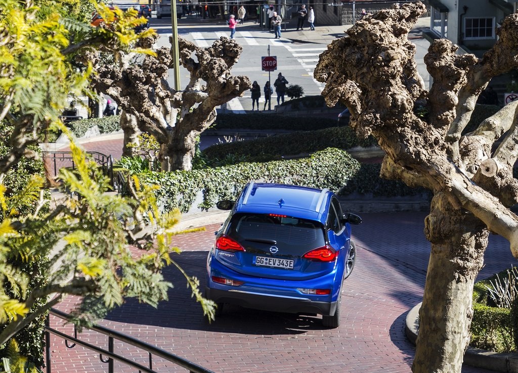 Opel heeft de prijzen van de Ampera-e bekendgemaakt. Die beginnen bij 40.995 euro. Verder is er een speciaal introductiemodel. Deze zomer komt de auto in de showroom te staan.