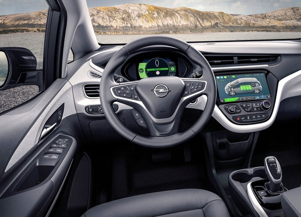 Opel heeft de prijzen van de Ampera-e bekendgemaakt. Die beginnen bij 40.995 euro. Verder is er een speciaal introductiemodel. Deze zomer komt de auto in de showroom te staan.