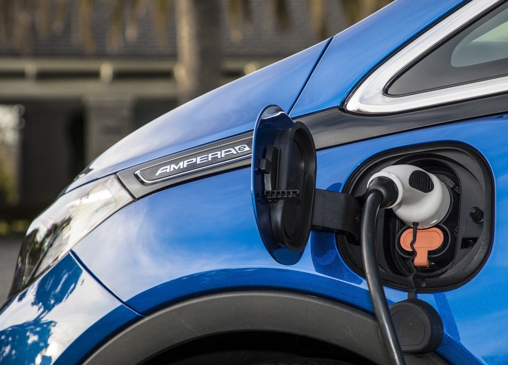 Opel heeft de prijzen van de Ampera-e bekendgemaakt. Die beginnen bij 40.995 euro. Verder is er een speciaal introductiemodel. Deze zomer komt de auto in de showroom te staan.