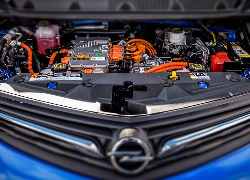 Opel heeft de prijzen van de Ampera-e bekendgemaakt. Die beginnen bij 40.995 euro. Verder is er een speciaal introductiemodel. Deze zomer komt de auto in de showroom te staan.