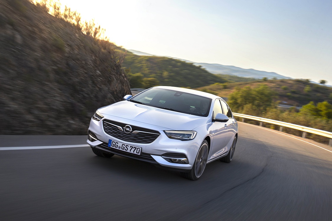 Opel heeft nu de prijzen bekendgemaakt van haar nieuwe vlaggenschip: de Insignia. Ook de standaarduitrusting en het motorenaanbod zijn nu definitief bekend.