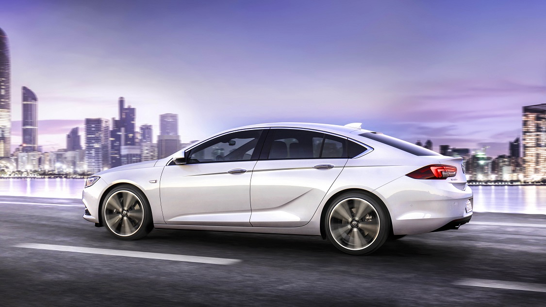 Opel heeft nu de prijzen bekendgemaakt van haar nieuwe vlaggenschip: de Insignia. Ook de standaarduitrusting en het motorenaanbod zijn nu definitief bekend.