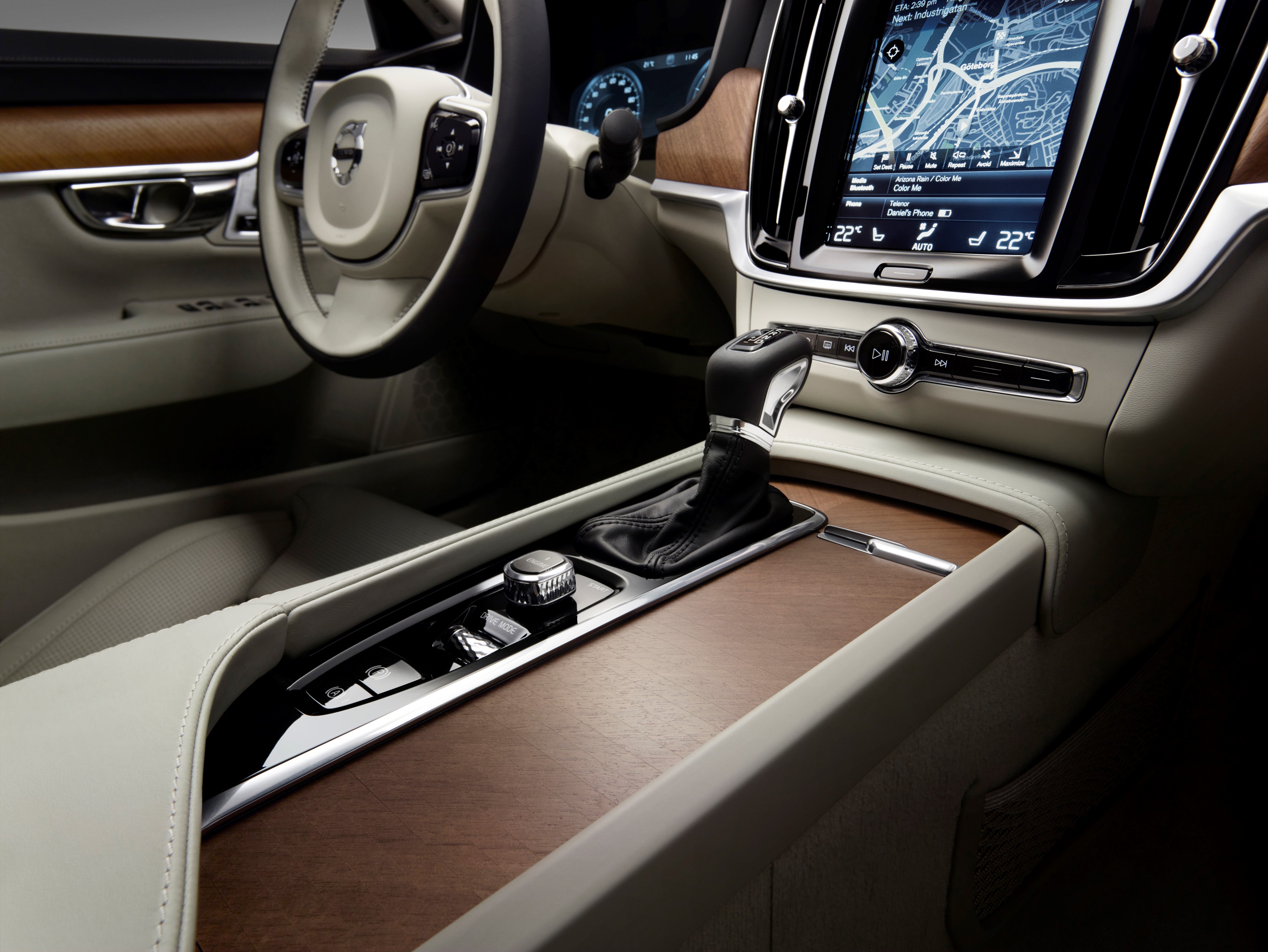 Prijzen en uitvoeringen nieuwe Volvo S90 nu bekend. De S90 T5 en T6 hebben standaard een automaat, de D3 en D4 standaard handgeschakeld. De uitvoeringen variren van Kinetic, Momentum tot Inscription.