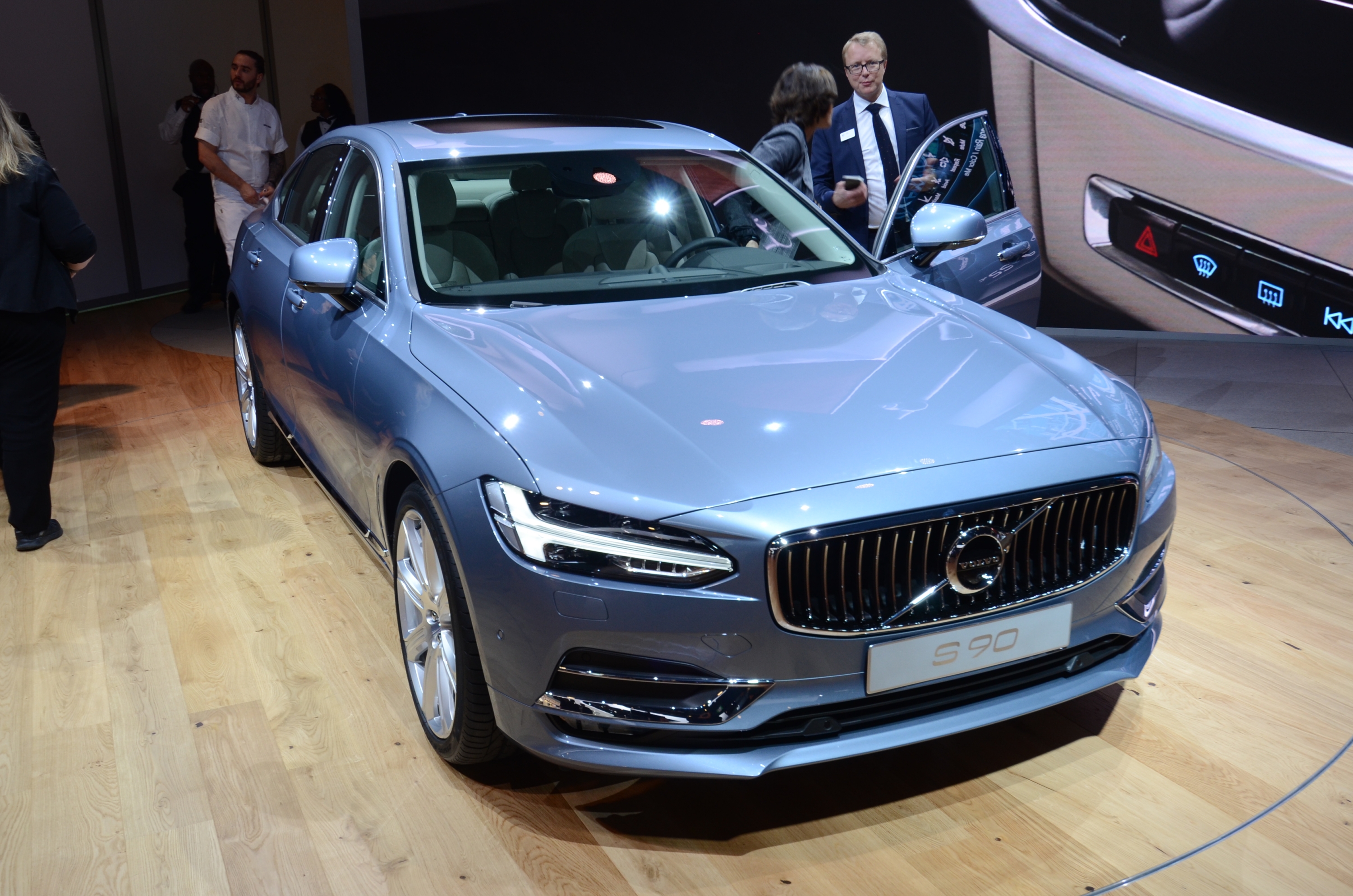 Prijzen en uitvoeringen nieuwe Volvo S90 nu bekend. De S90 T5 en T6 hebben standaard een automaat, de D3 en D4 standaard handgeschakeld. De uitvoeringen variren van Kinetic, Momentum tot Inscription.