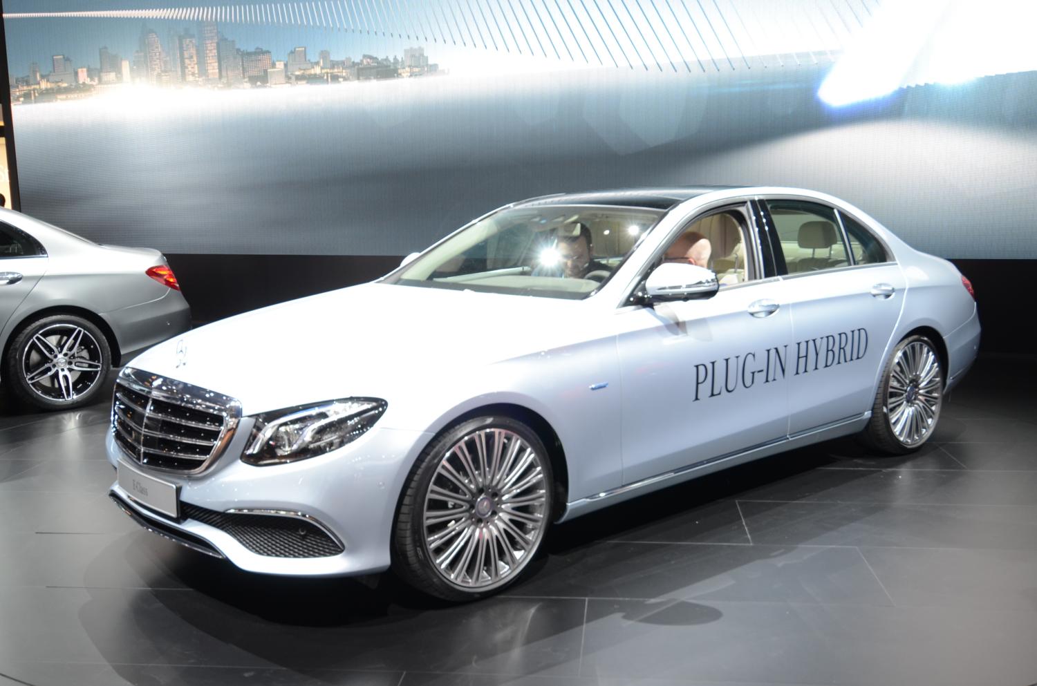 Alle prijzen en uitvoeringen van de nieuwe Mercedes-Benz E-Klasse W213 bekend. De E-Klasse is leverbaar vanaf 49.995 euro en komt in aanmerking voor 15% en 21% bijtelling.